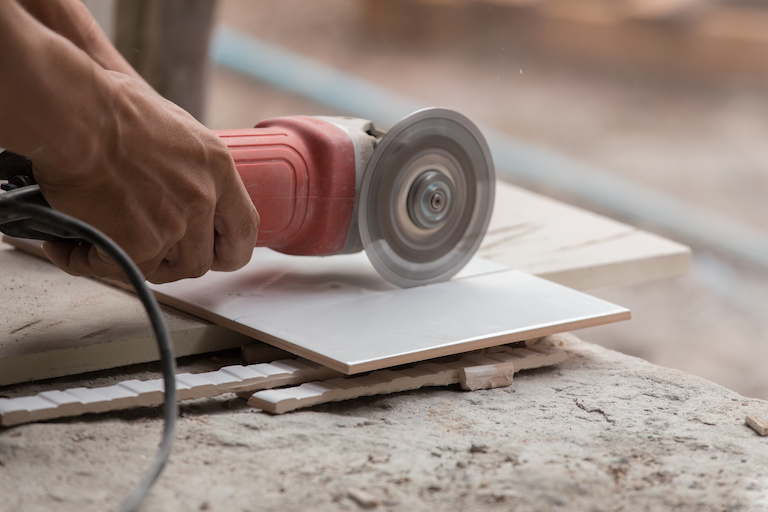 reparieren 3 Ihre Mieter haben ein Problem in einer Ihrer Wohnungen? Egal ob Wasserrohrbruch, Schimmel oder defekte Türen – die Willms Gruppe erledigt alle Reparaturen schnell und unkompliziert. AdobeStock 107652909 reparieren